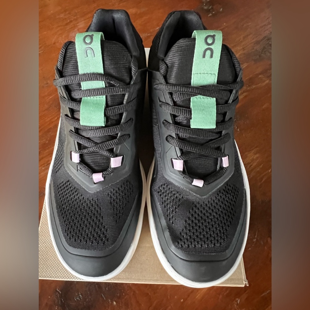 On Women's THE ROGER Spin Shoes Black and Indigo size 8